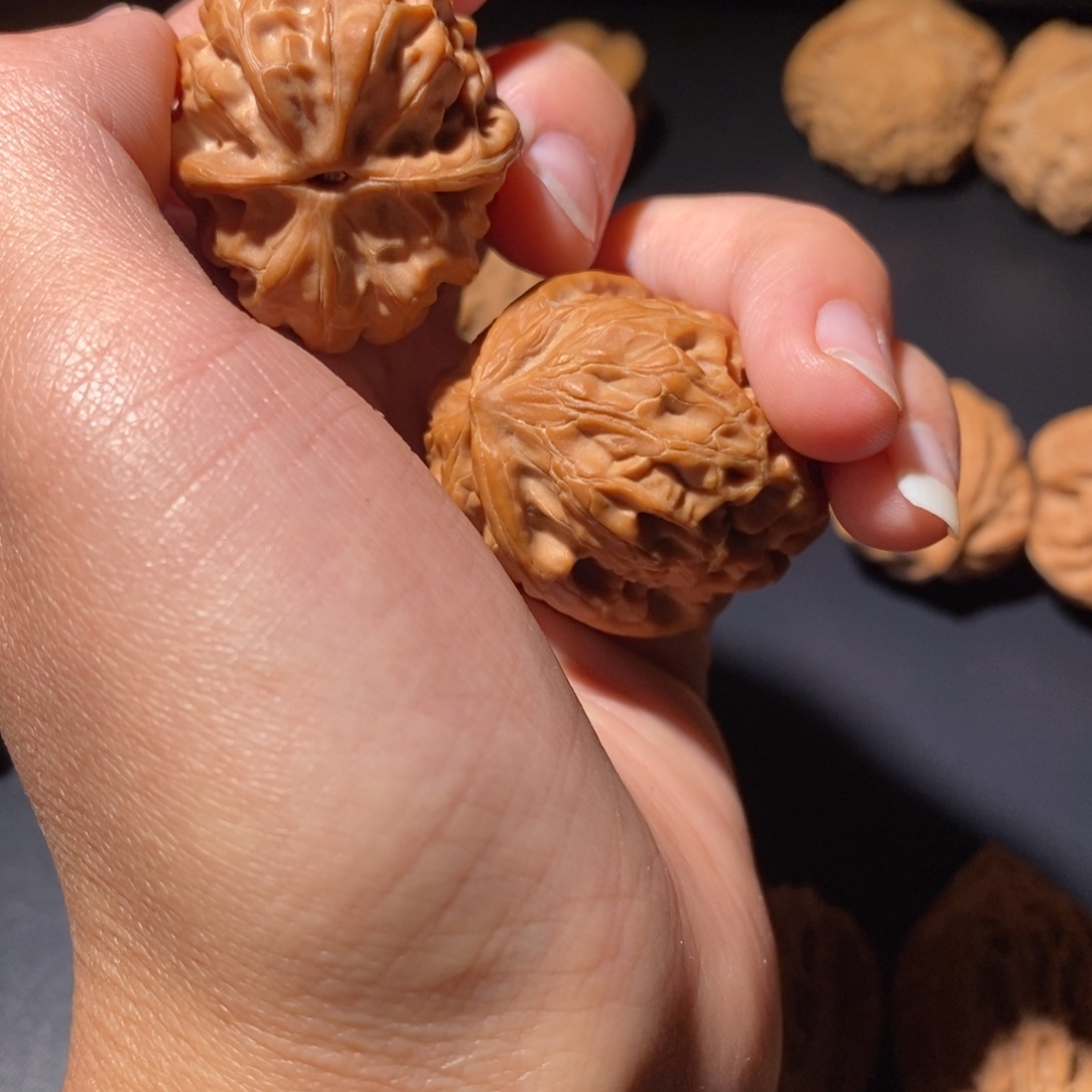 哪***贾文玩核桃吊坠龙纹方尊