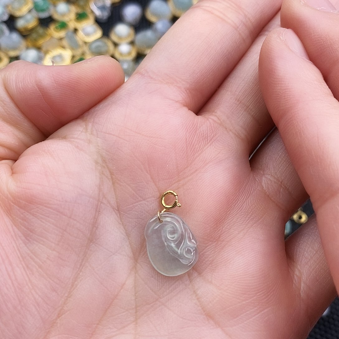 翡翠颈饰18K金镶嵌如意