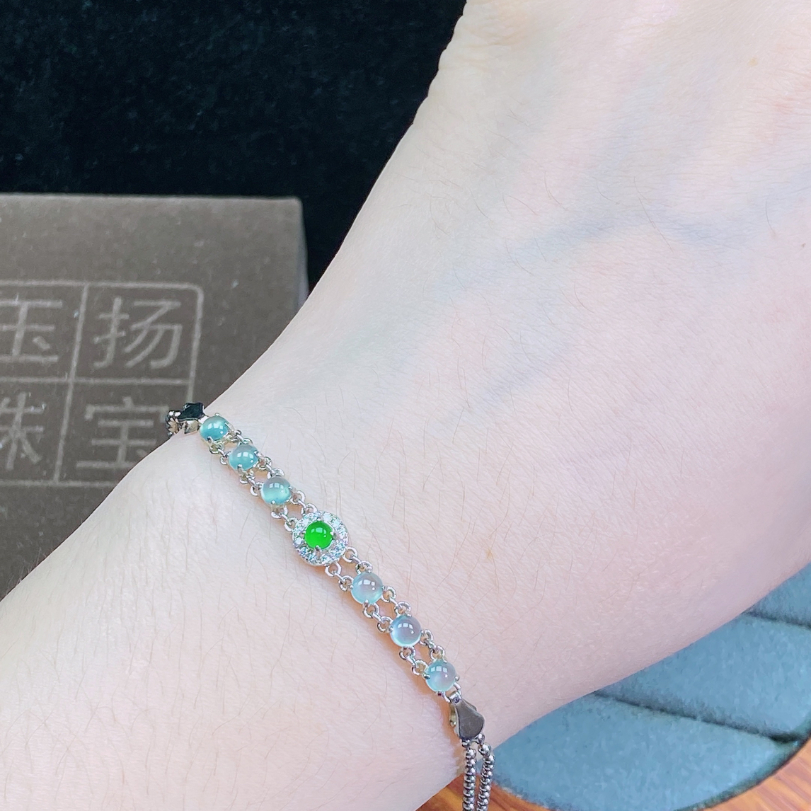 天然翡翠A货温柔时尚设计款手链通体S925银镶嵌