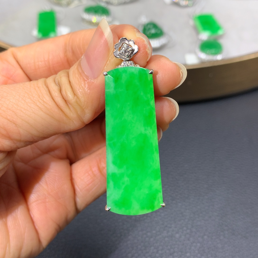 翡翠颈饰18K金镶嵌翡翠