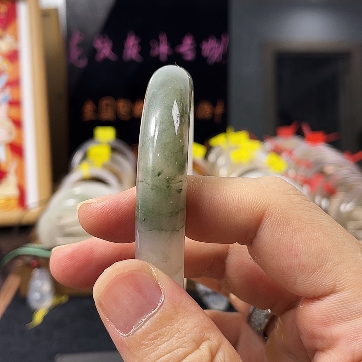 未镶嵌手镯石英质玉（天山翠）