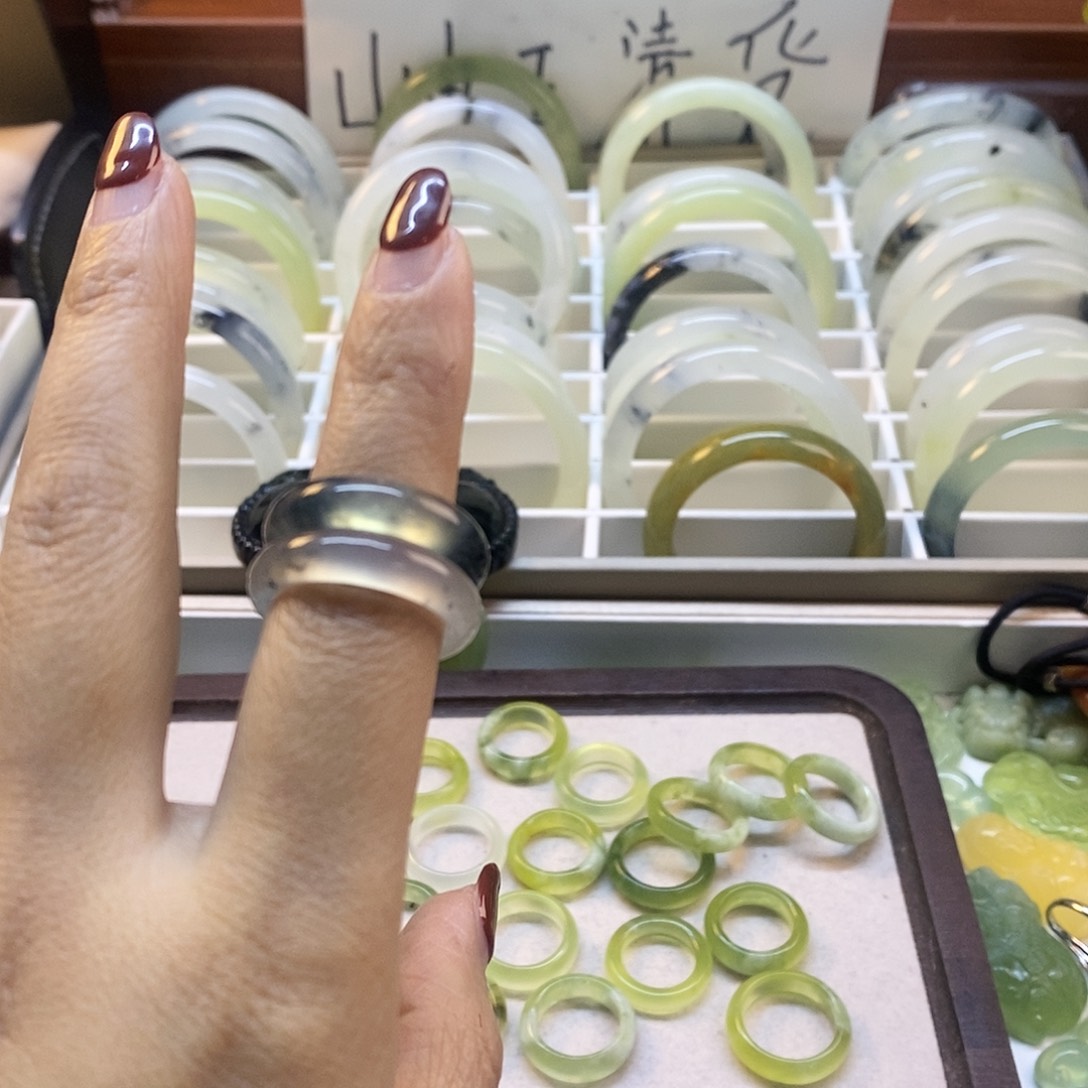 蛇纹石玉手镯未镶嵌闻****方