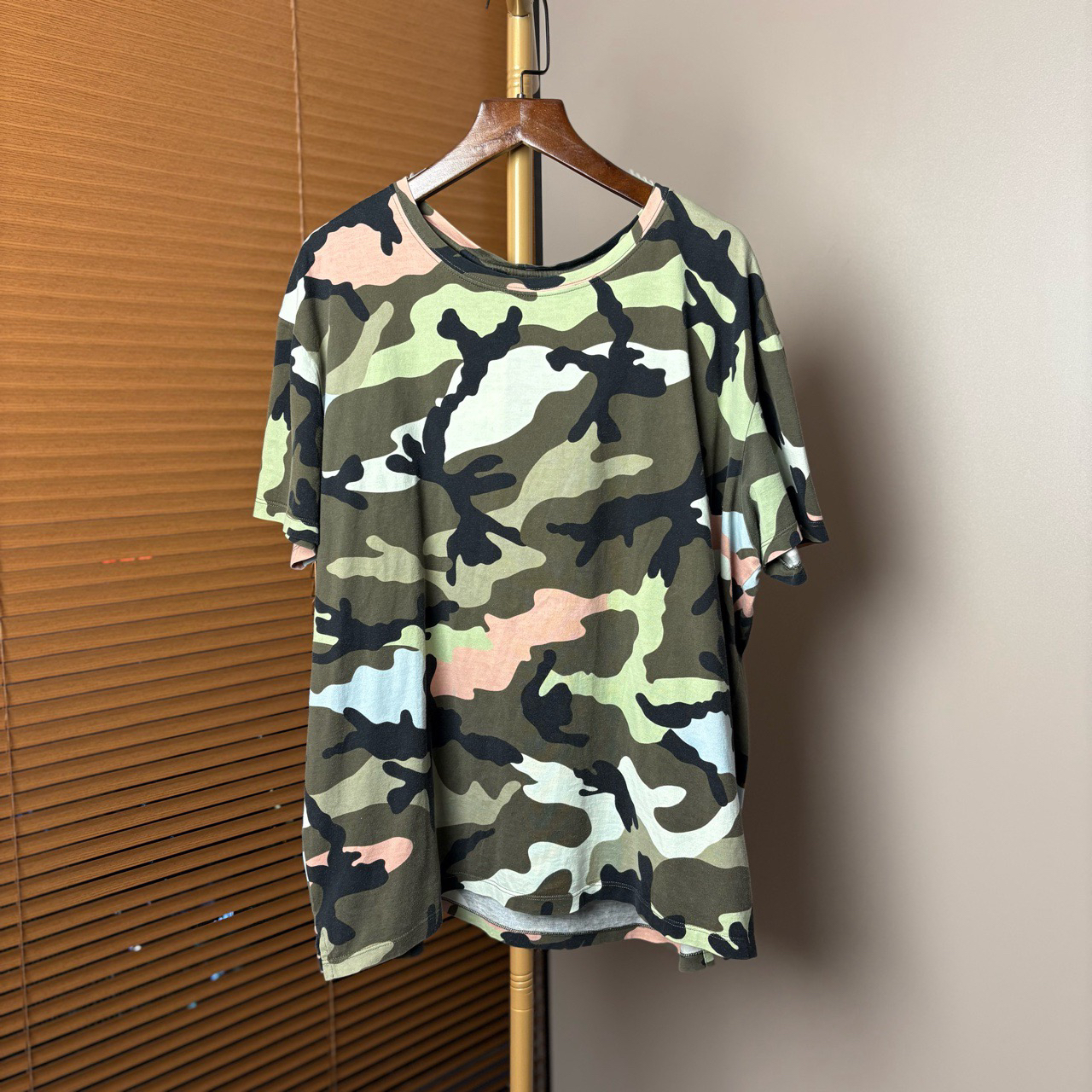 95新 Valentino/华伦天奴 迷彩短袖 L码/95新/fg202475 修补痕迹