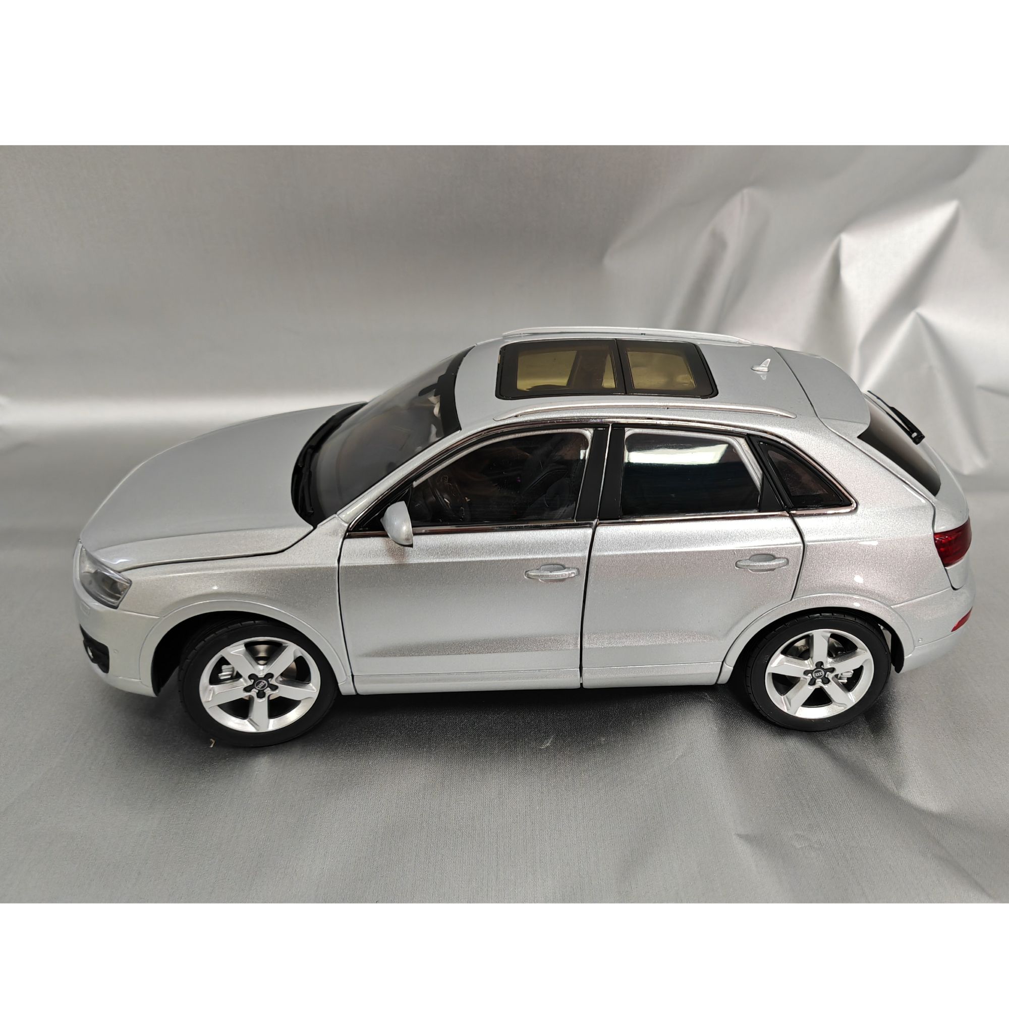 奥迪Q3（2013款银色）1:18合金车模