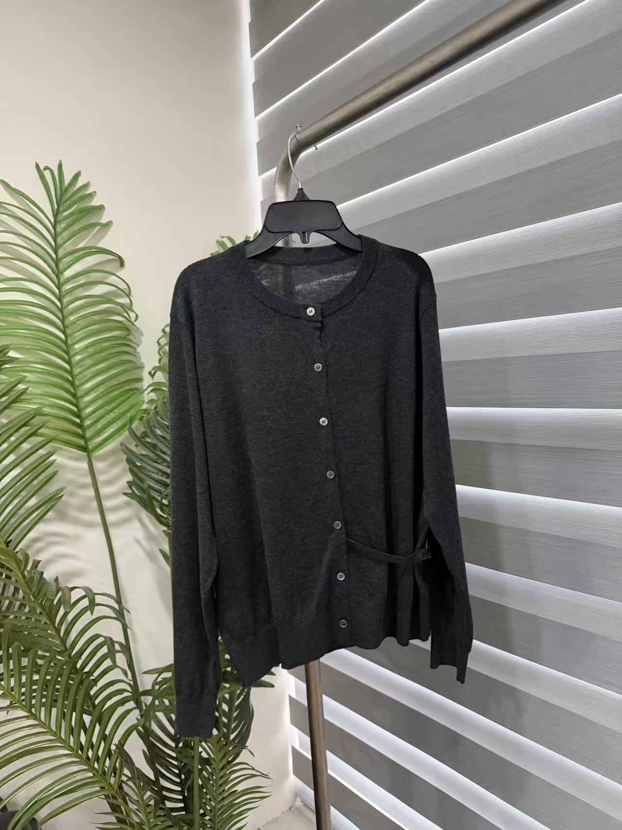 有设计但不浮夸｜ARKET美利奴羊毛圆领长袖灰色开衫