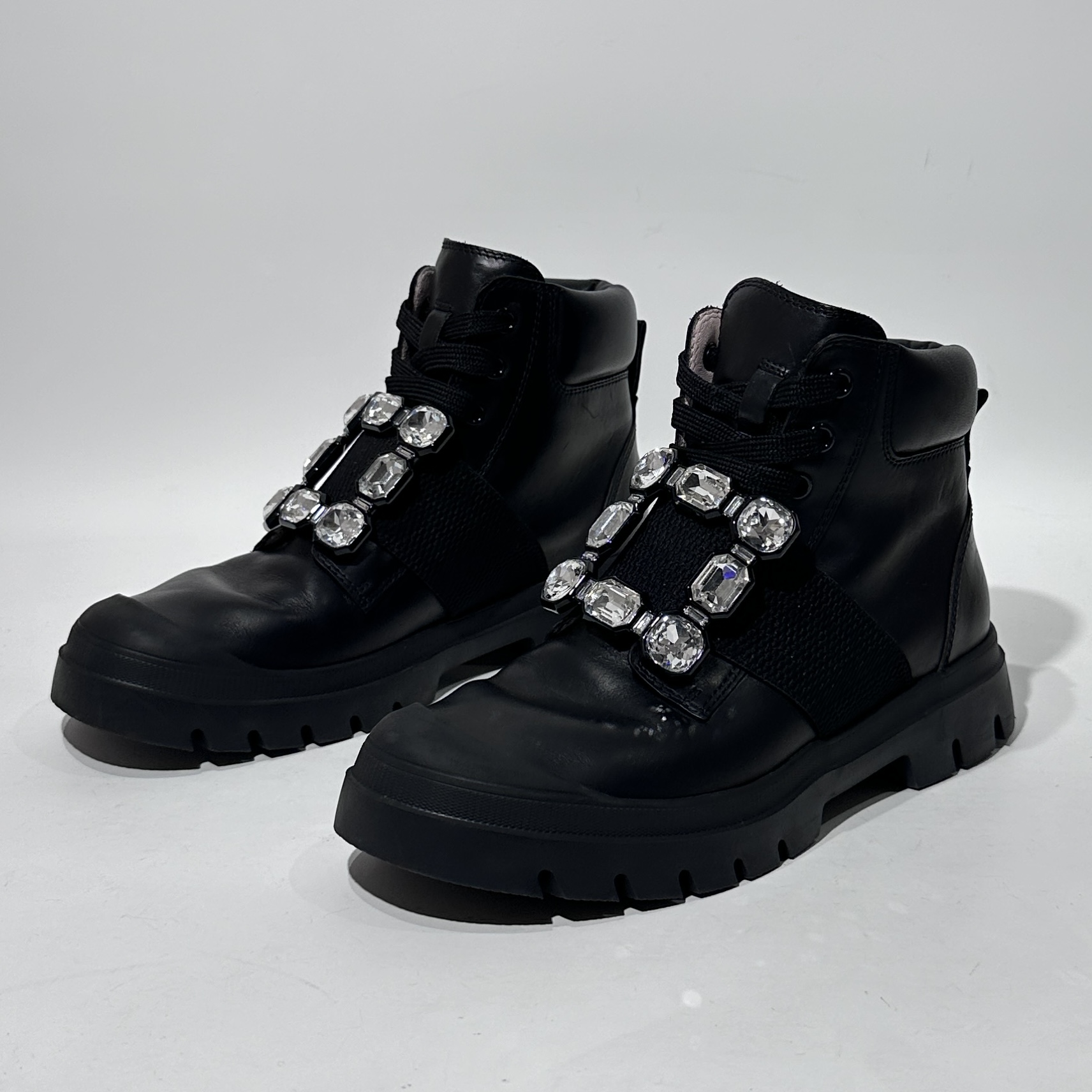 95新 Roger Vivier/罗杰·维威耶 36码 黑色钻扣时尚短靴/ML80558