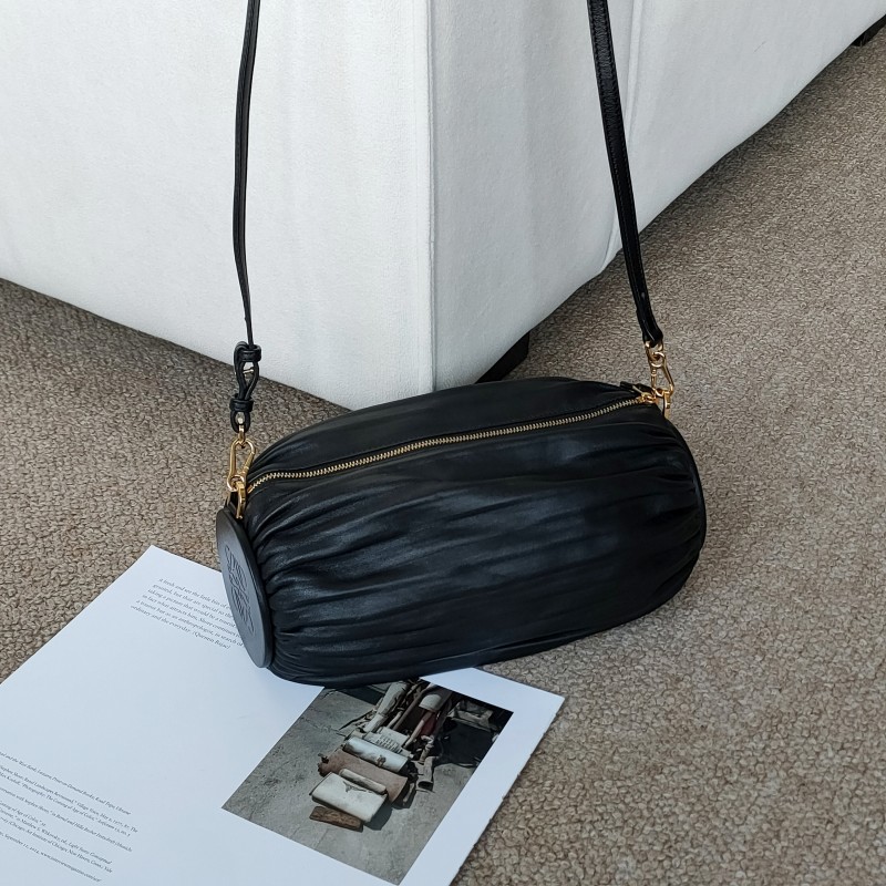 95新 LOEWE/罗意威 Azul - 黑金褶皱羊皮腋下单肩圆筒包53660