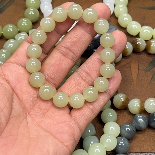 未***.和田玉未镶嵌手链