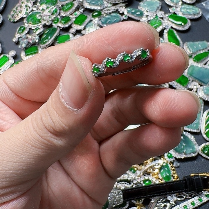 翡翠颈饰未镶嵌天然A货翡翠放漏