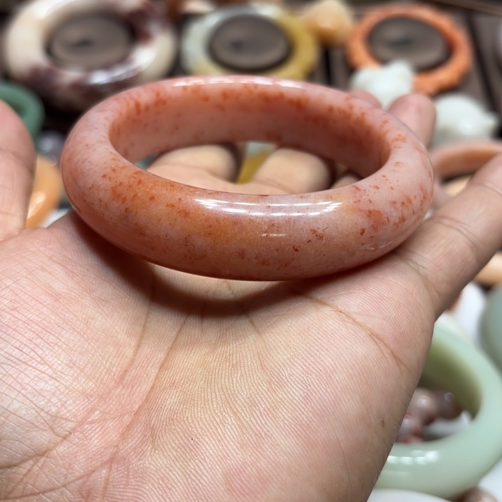 糖***。石英质玉未镶嵌手镯