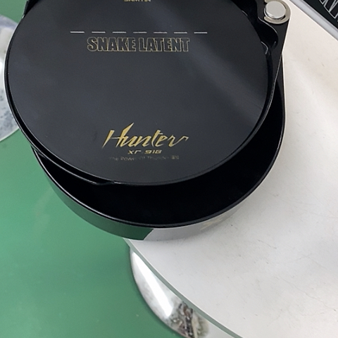 雷臣黑色拉耳盘。   