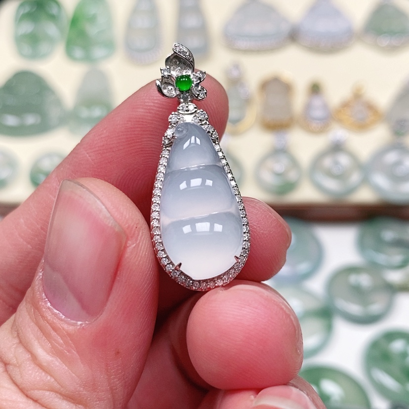 【闪购商品】颈饰18K金镶嵌翡翠