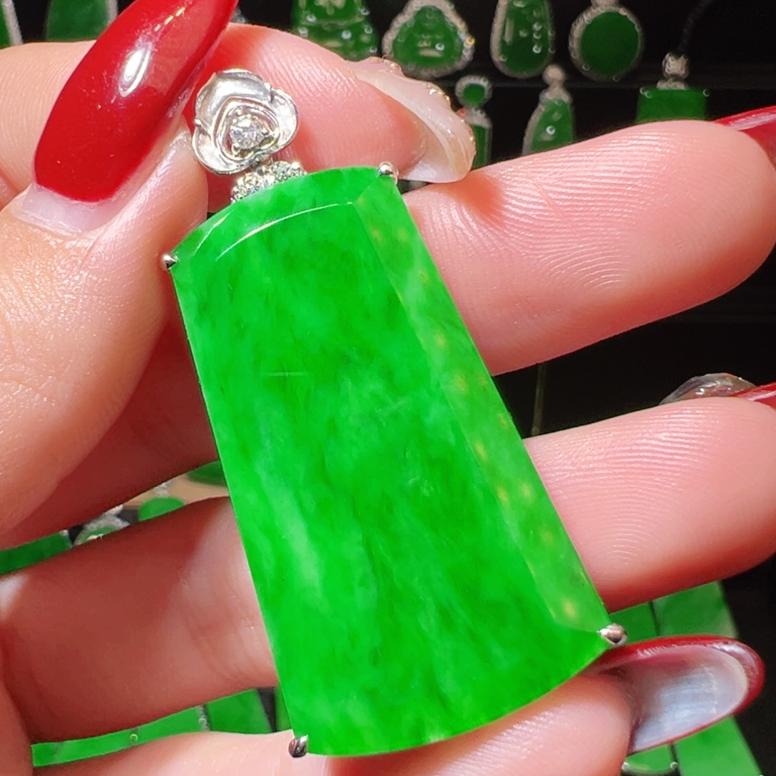 翡翠颈饰18K金镶嵌无事牌