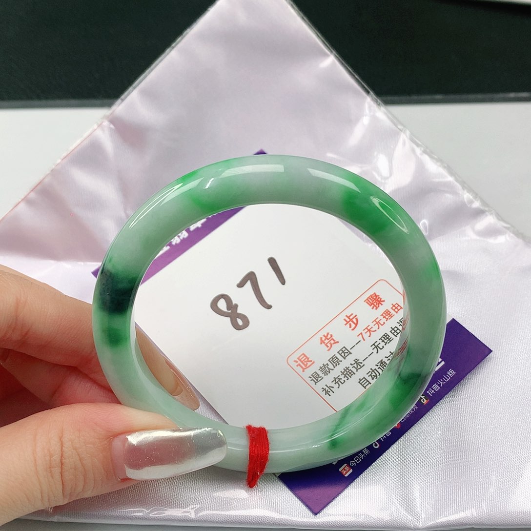 翡翠手镯未镶嵌艳**?翡翠手镯