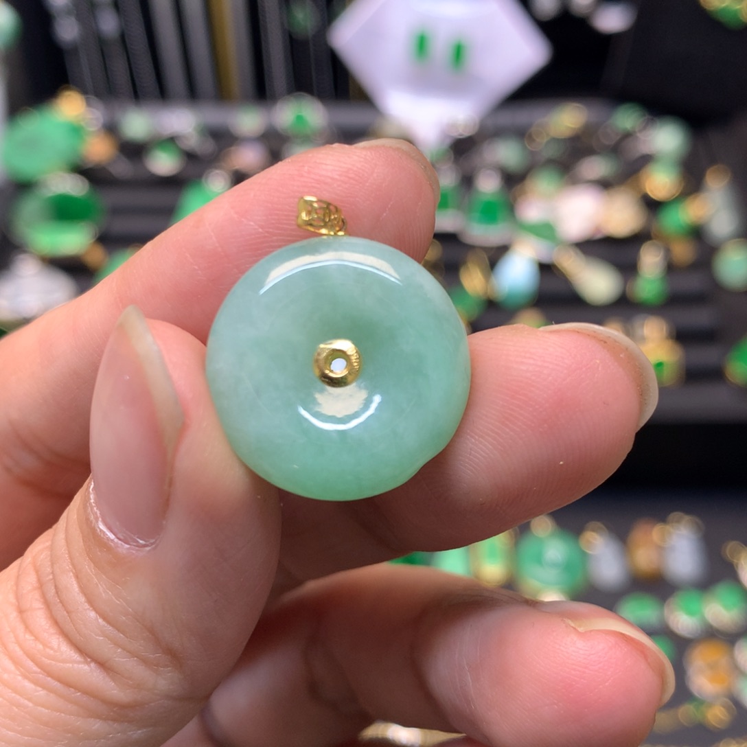 翡翠未镶嵌颈饰有纹