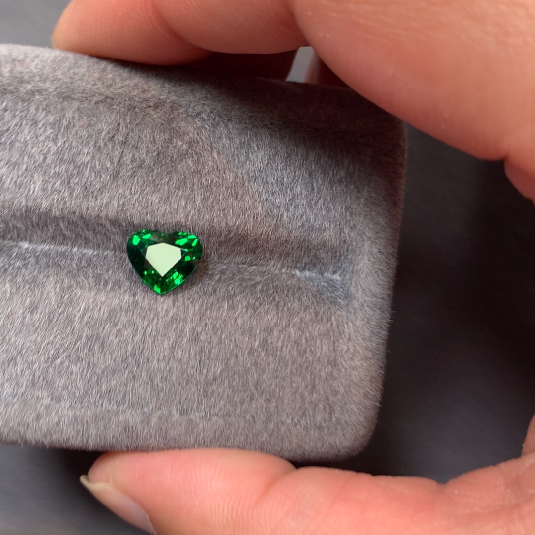 石榴石（沙弗莱）裸石未镶嵌2.55克拉吉尔德卡扎尼vb