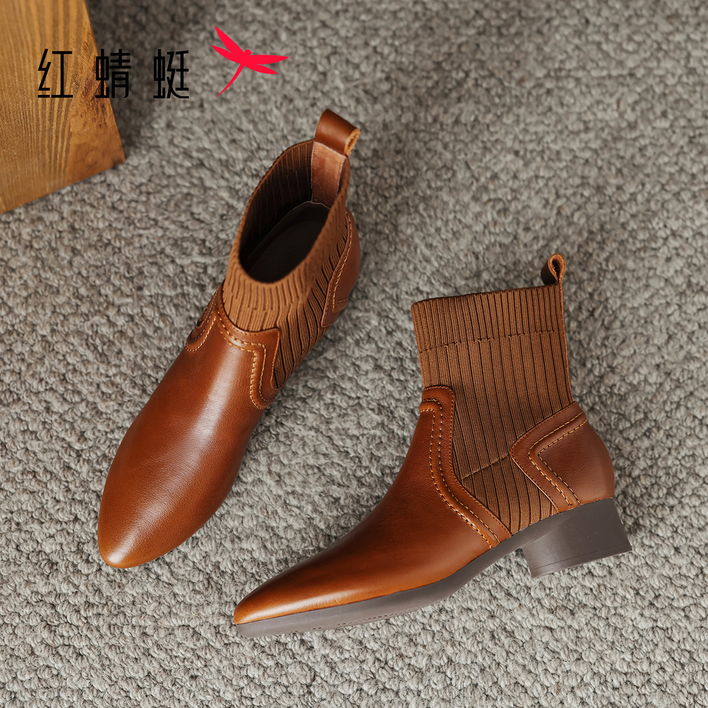 红蜻蜓女靴女防滑圆头英伦风粗跟冬季中跟短靴复古港风A43