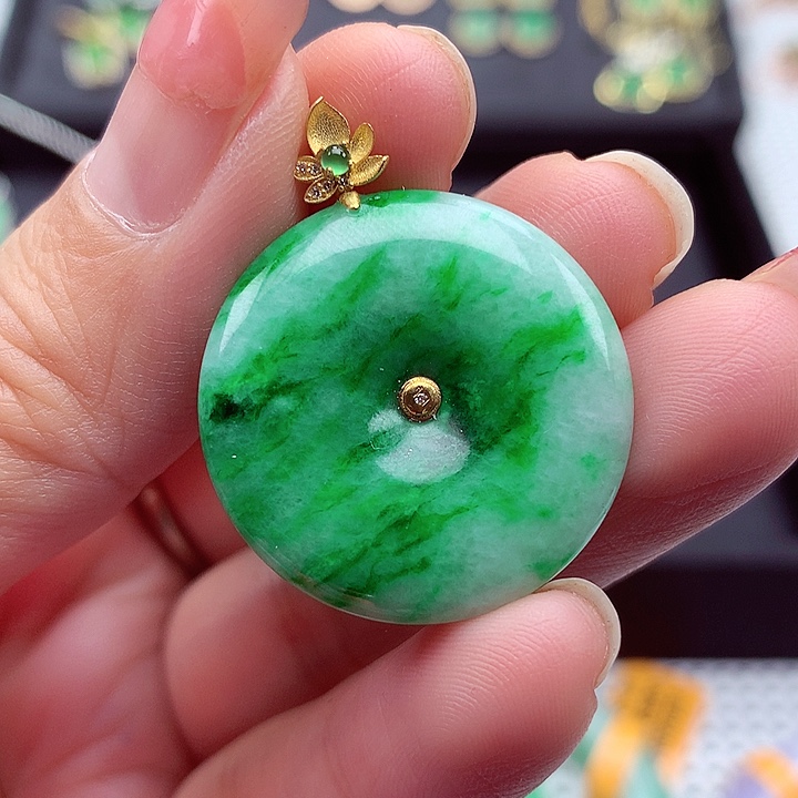 翡翠颈饰18K金镶嵌翡翠