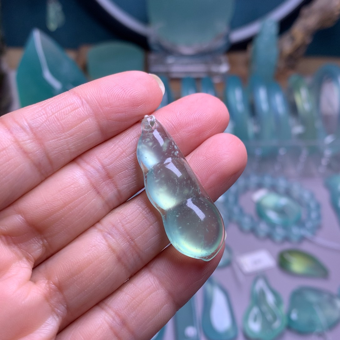 未镶嵌蛇纹石玉吊坠