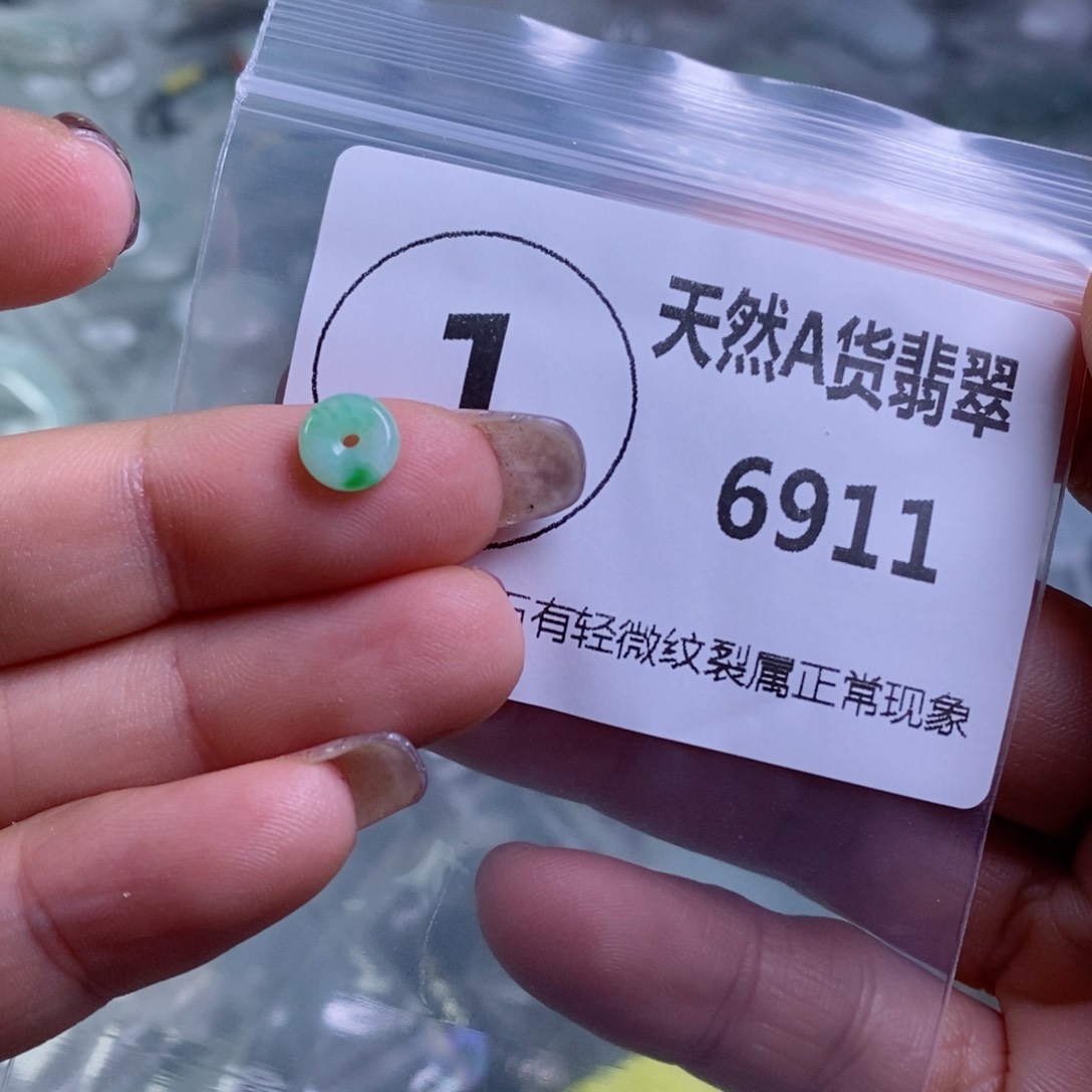 翡翠颈饰未镶嵌从****包吊坠