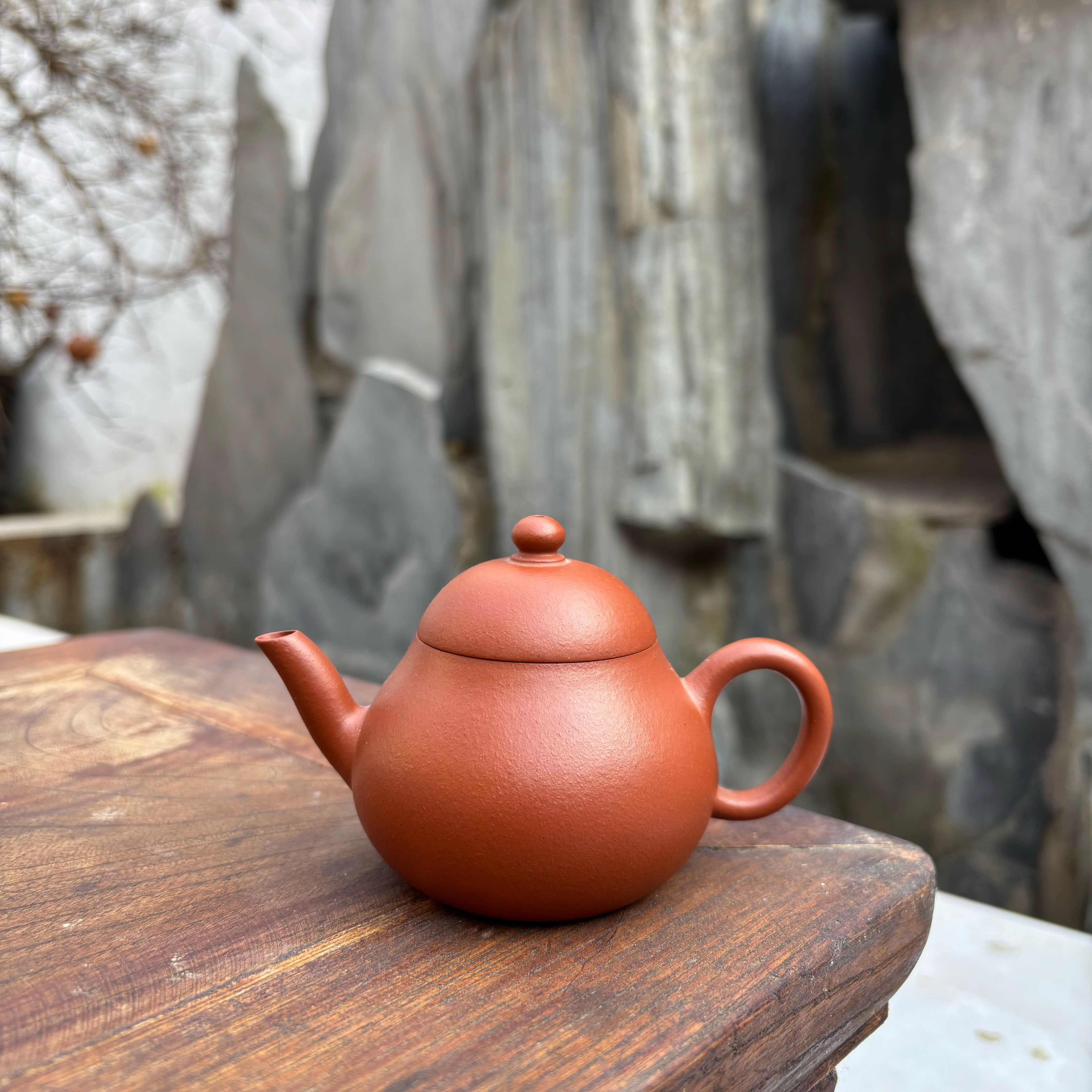 【香玉堂～孟臣梨式】 小煤窑朱泥 薄胎内推球孔110cc小品壶