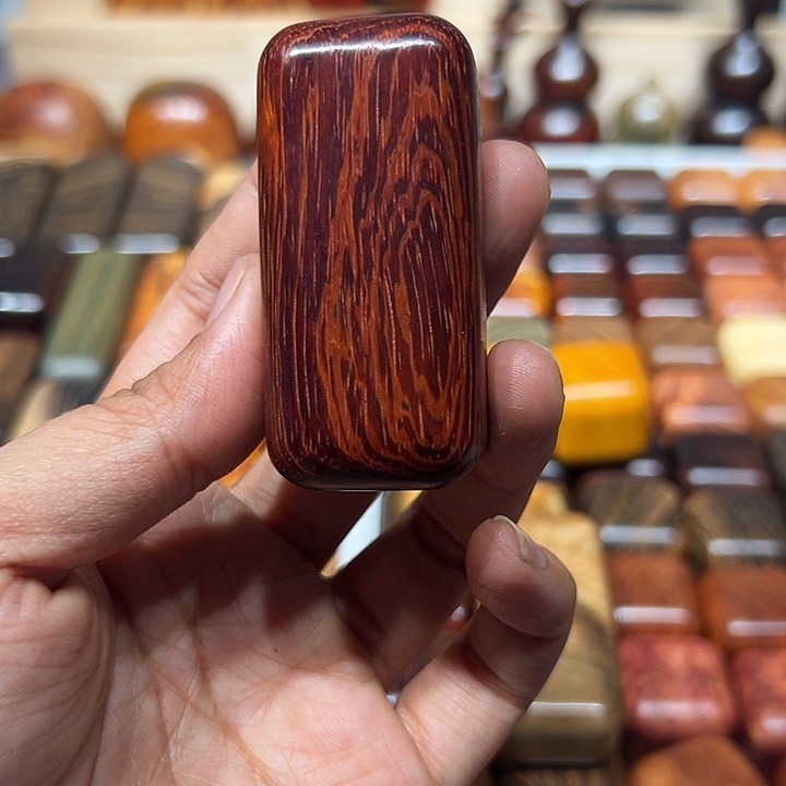 软***玉尼泊尔紫檀手把一个瑕