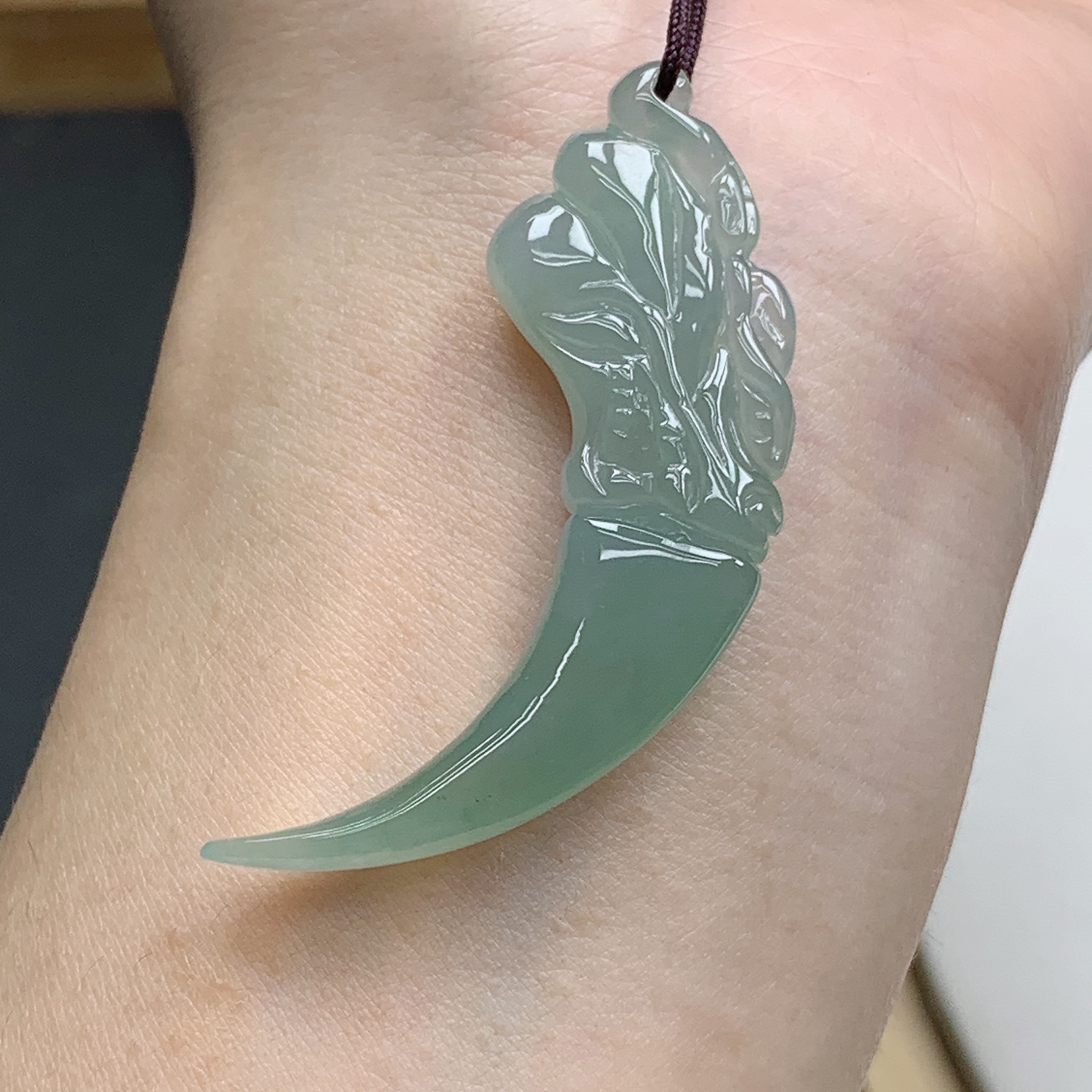 缅甸天然A货翡翠精雕晴水龙牙吊坠49×16.2×5.2mm