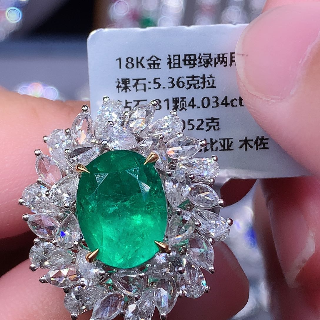 18K金镶嵌祖母绿戒指