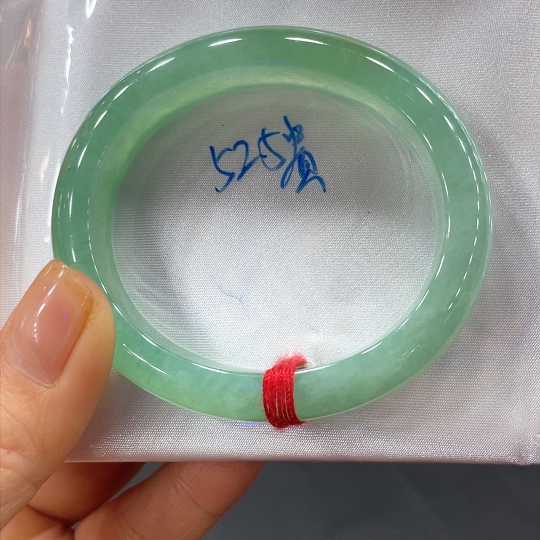 翡翠手镯未镶嵌翡翠手镯