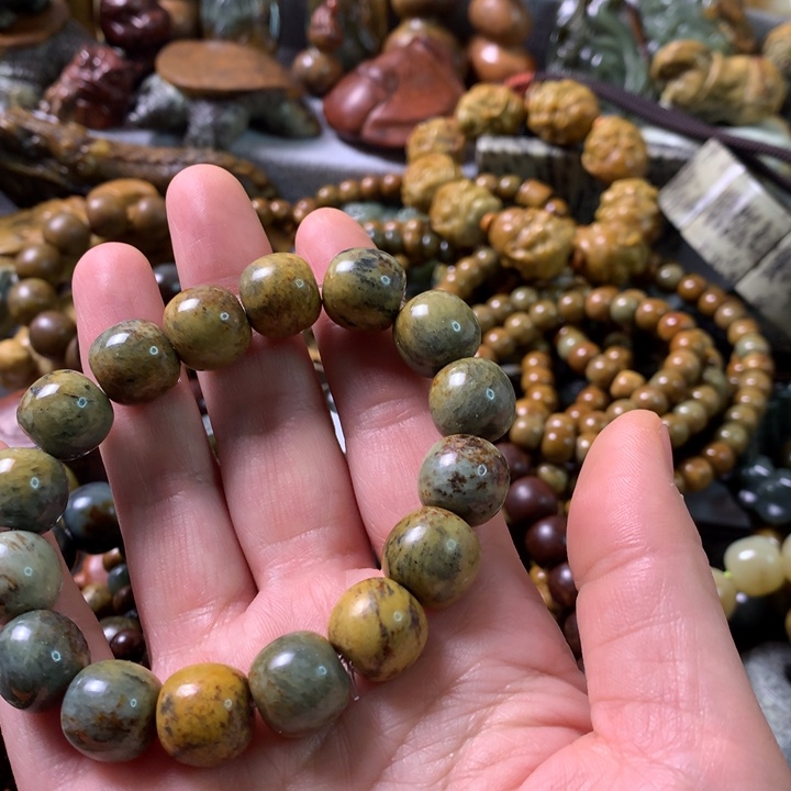 未镶嵌岫岩河磨玉（透闪石质玉）把件