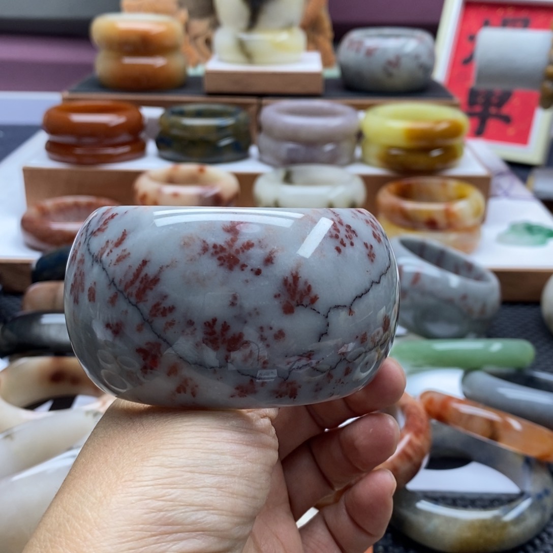 石英质玉手镯未镶嵌小*人