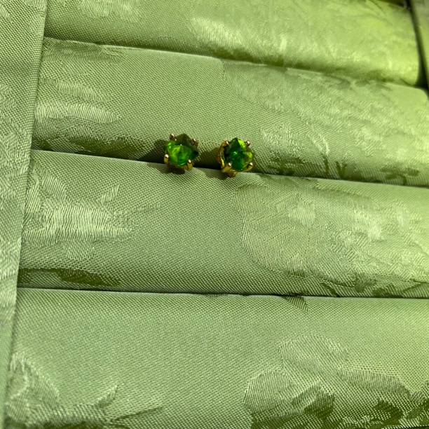 世纪珠宝S925银镀金天然透辉石耳钉 唐塔切 简单精致
