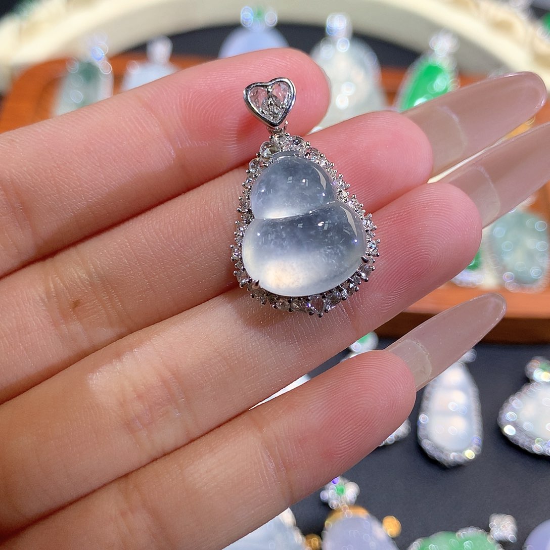 翡翠18K金镶嵌颈饰玻璃葫芦