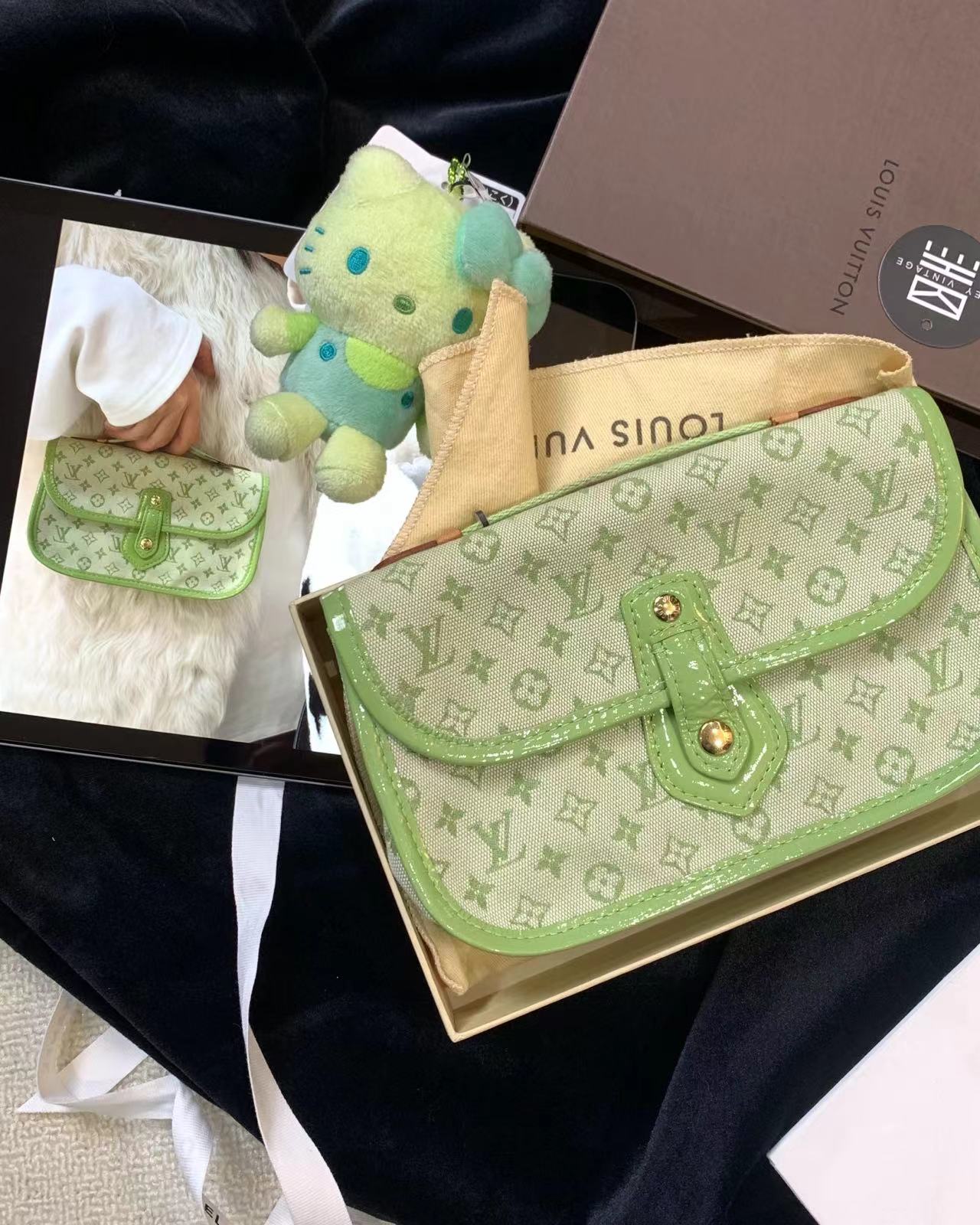 95新 LouisVuitton/路易威登 绿色丹宁小手包 18cm 17982025