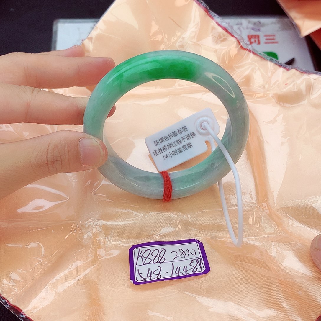 翡翠手镯未镶嵌翡翠