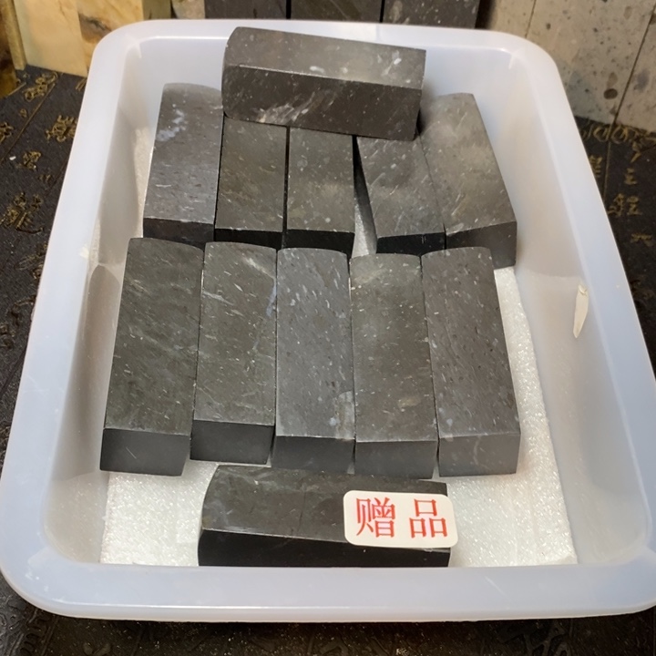 学***师昌化鸡血石印章石