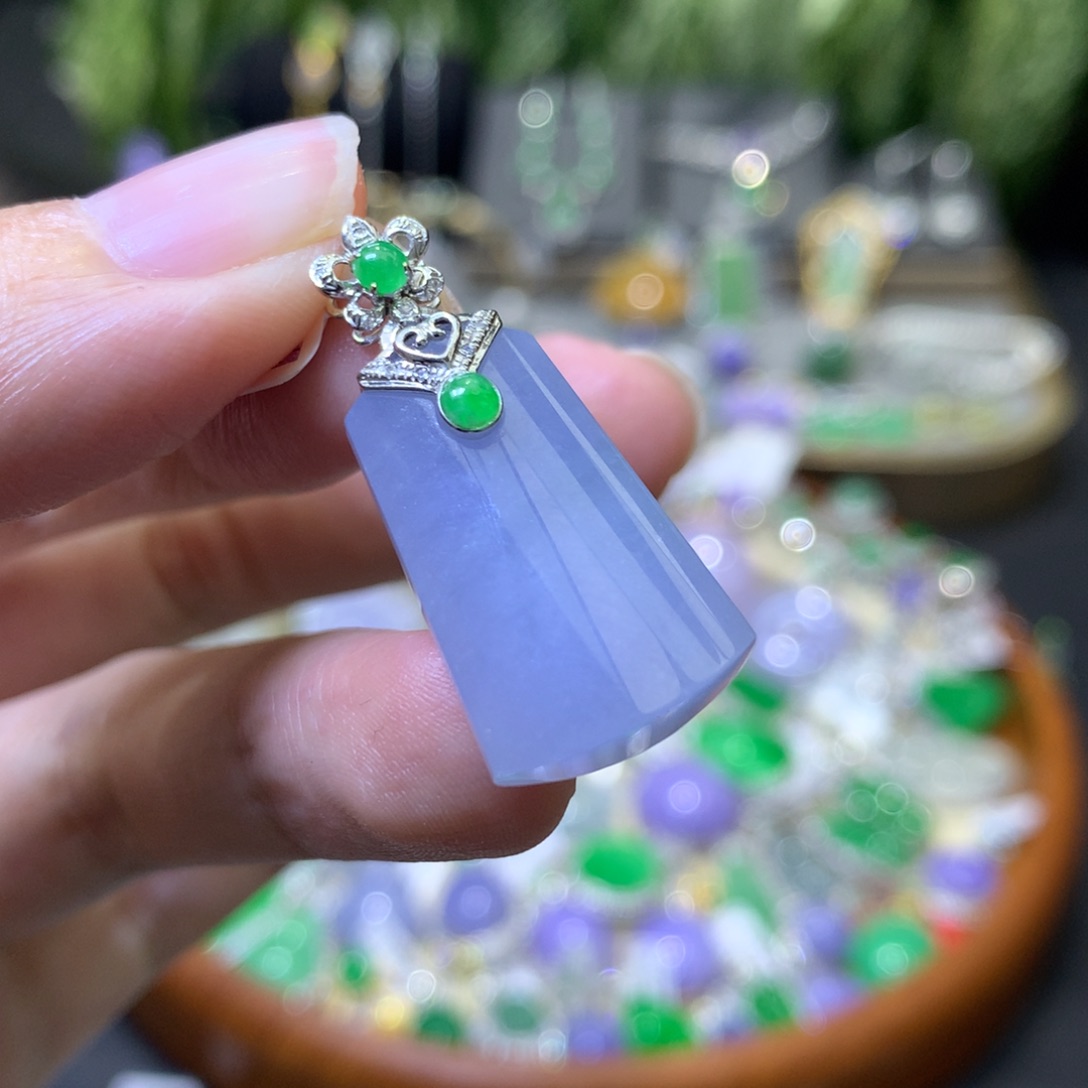 颈饰18K金镶嵌翡翠