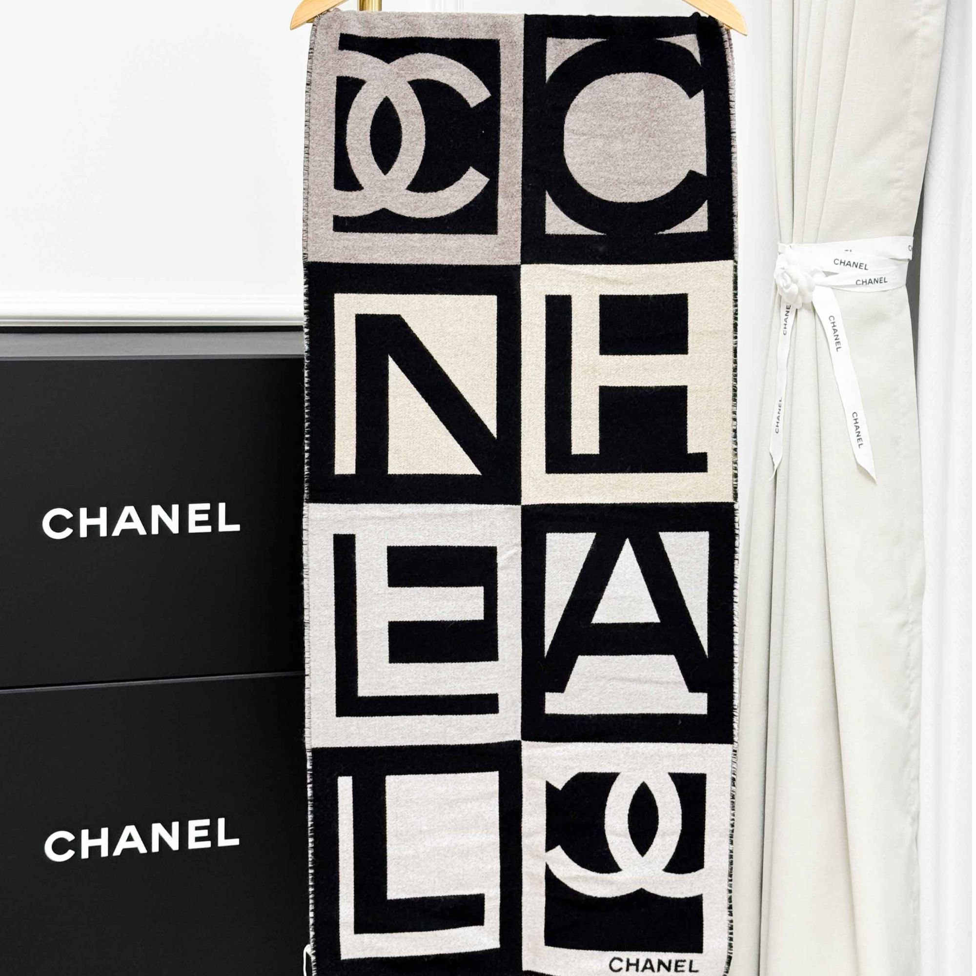 99新 Chanel/香奈儿 彩色格纹大字母logo羊毛围巾，未使用