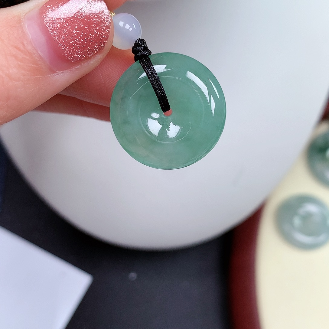 翡翠颈饰未镶嵌平安扣