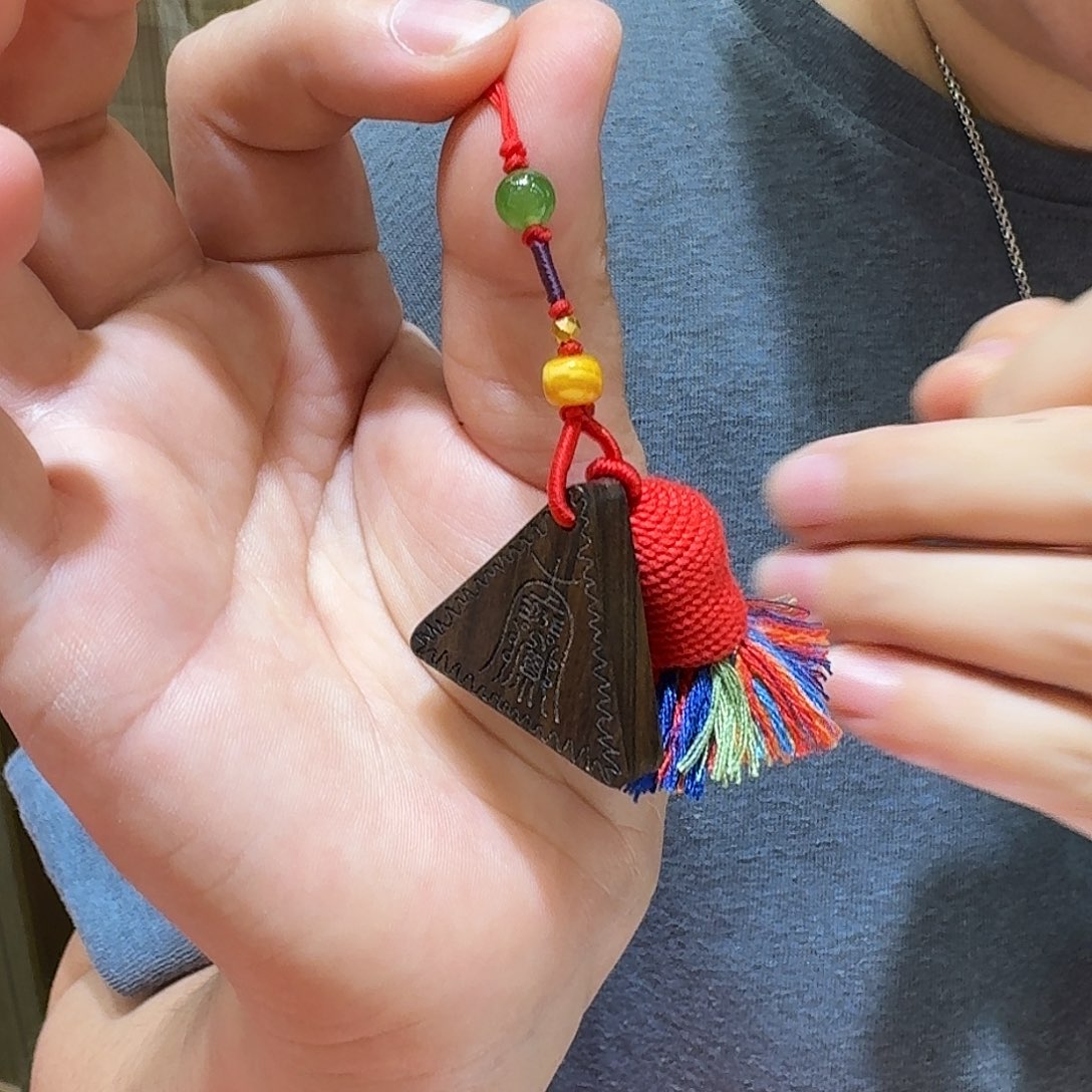 启缘檀木三角挂件