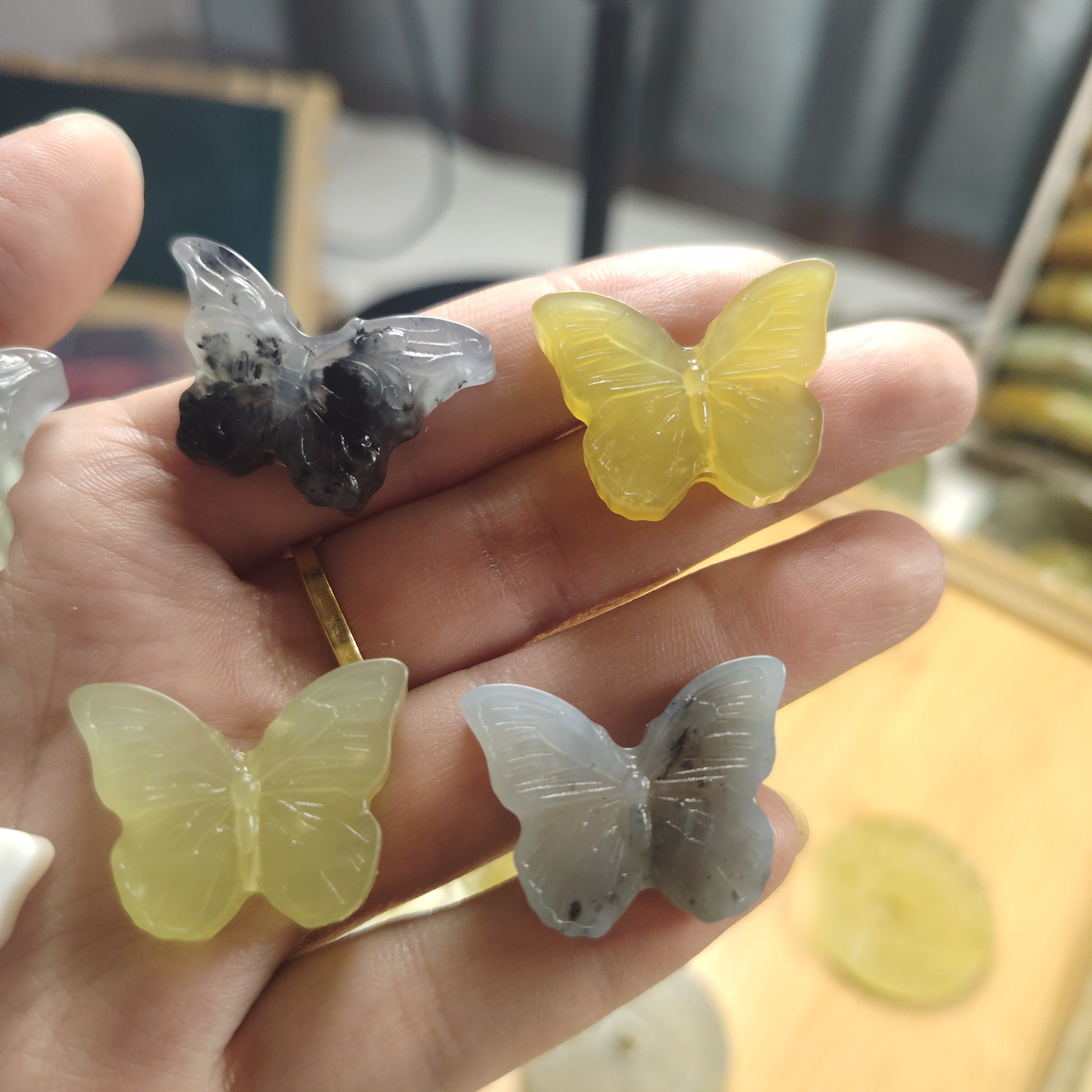 天然岫玉水墨小蝴蝶挂件