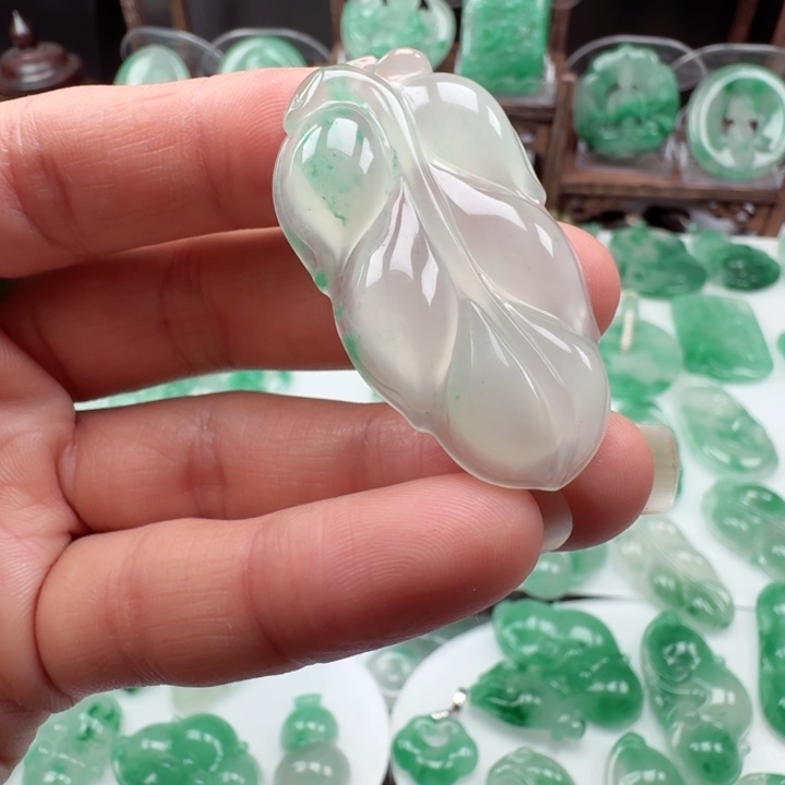 石英质玉颈饰未镶嵌龙*