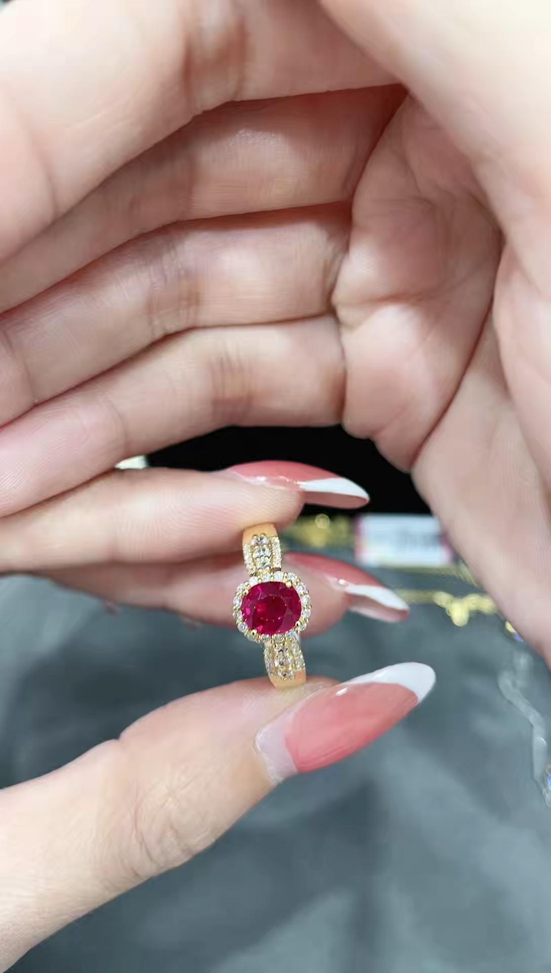 18K金镶嵌天然红宝石戒指