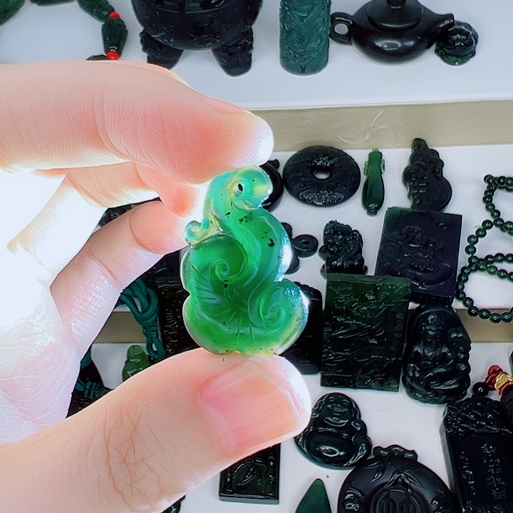 蛇纹石玉颈饰未镶嵌