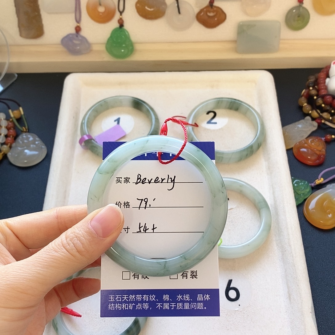 B***y石英质玉未镶嵌手镯