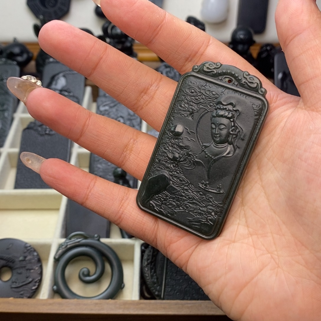 自***基和田玉未镶嵌颈饰