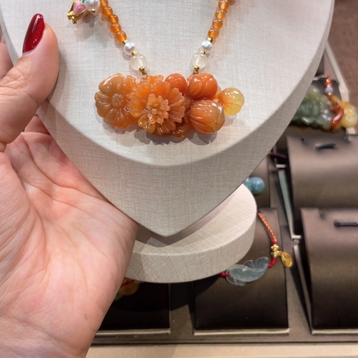 蛇纹石玉颈饰未镶嵌