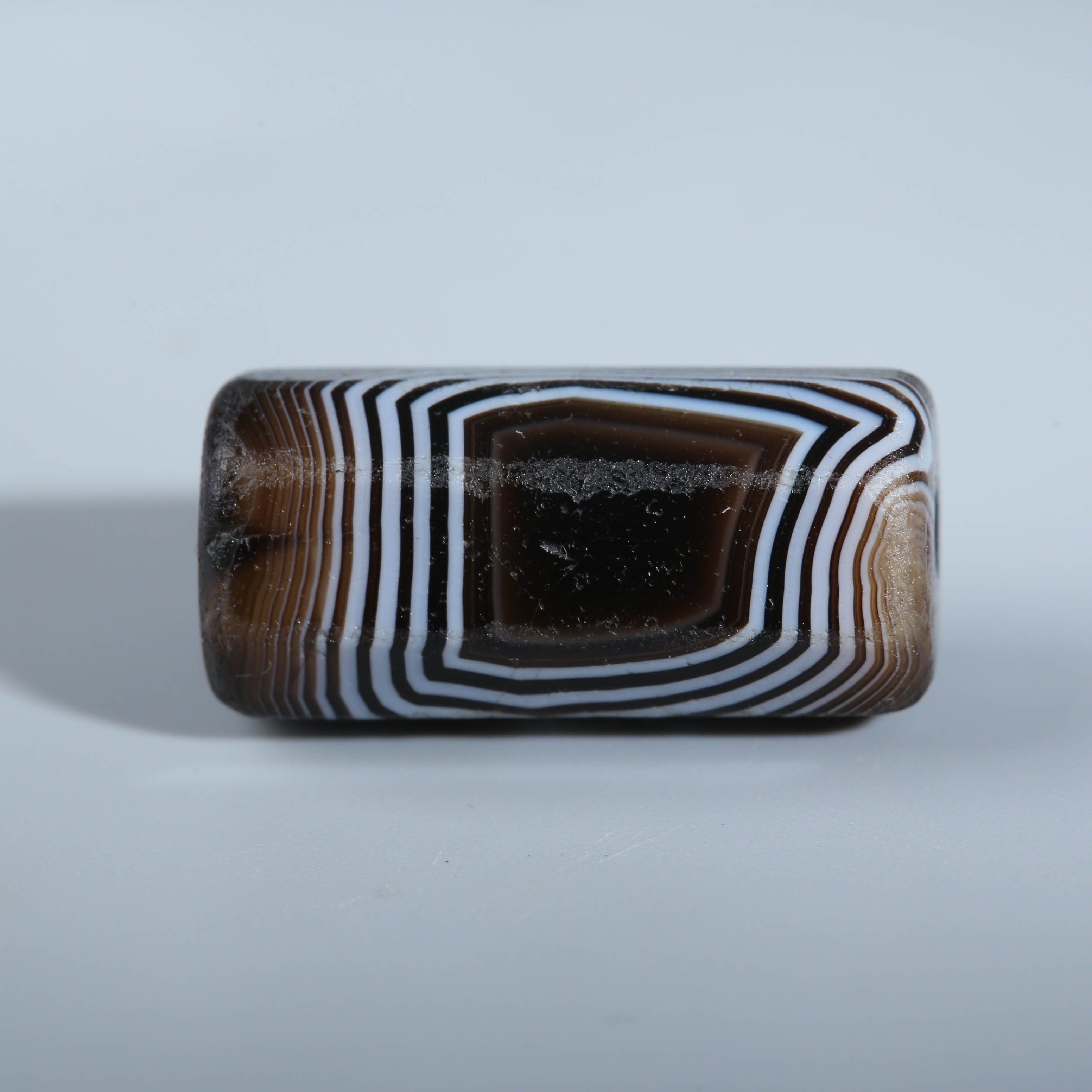 H05-080  阿契美尼德黑白缠丝玛瑙多棱管珠  10.2*23.3mm