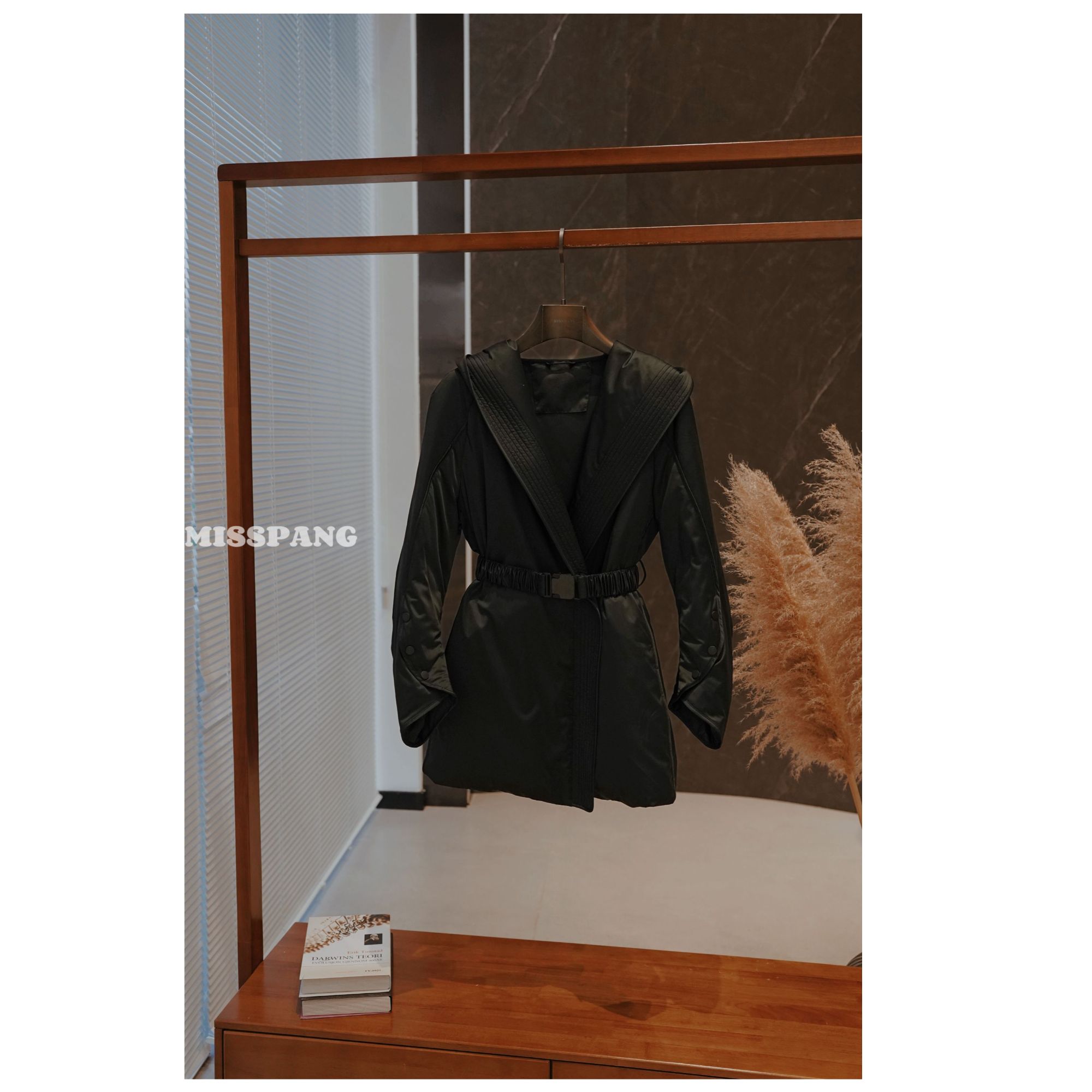 气质休闲款连帽羽绒服