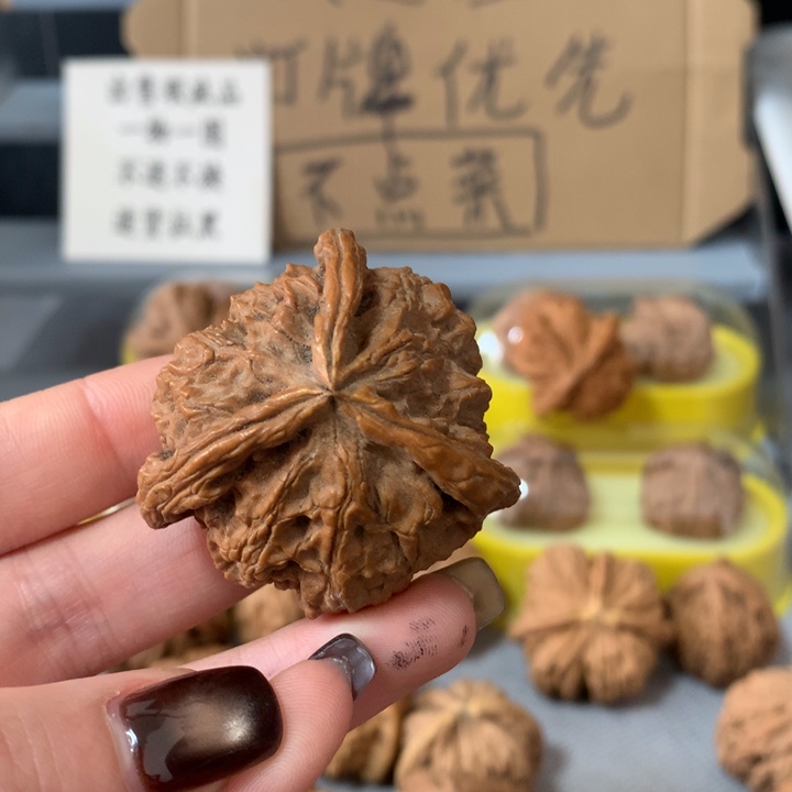 鸿***吊坠文玩核桃异形单只，有瑕疵